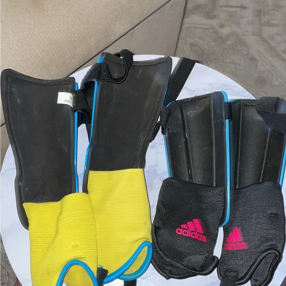 Soccer shin guards - 2 pairs. Youth for 8-12 yr old. Medium size - Picture 2 of 2